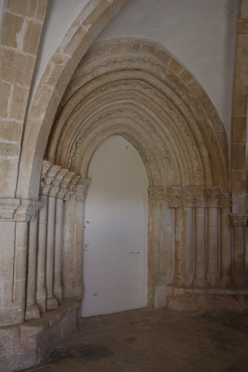 📸 #FelizLunes desde la iglesia de San Andrés de #Erentxun, uno de los pocos casos alaveses que conserva su pórtico románico original. En este espacio, nos encontramos con la antigua portada del templo, hoy cegada.