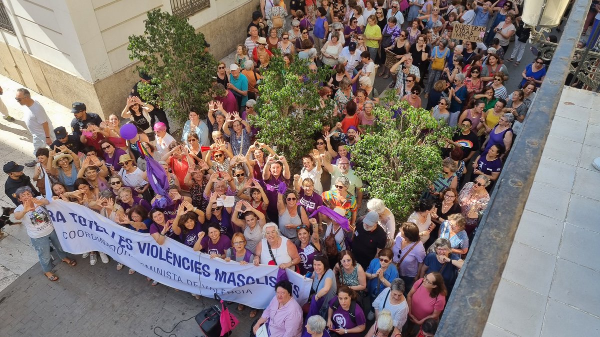 ester_cg's tweet photo. Ni un pas arrere en els drets de les dones. 

#FeminismeAntifeixista https://t.co/4Rt2M2Q6sL