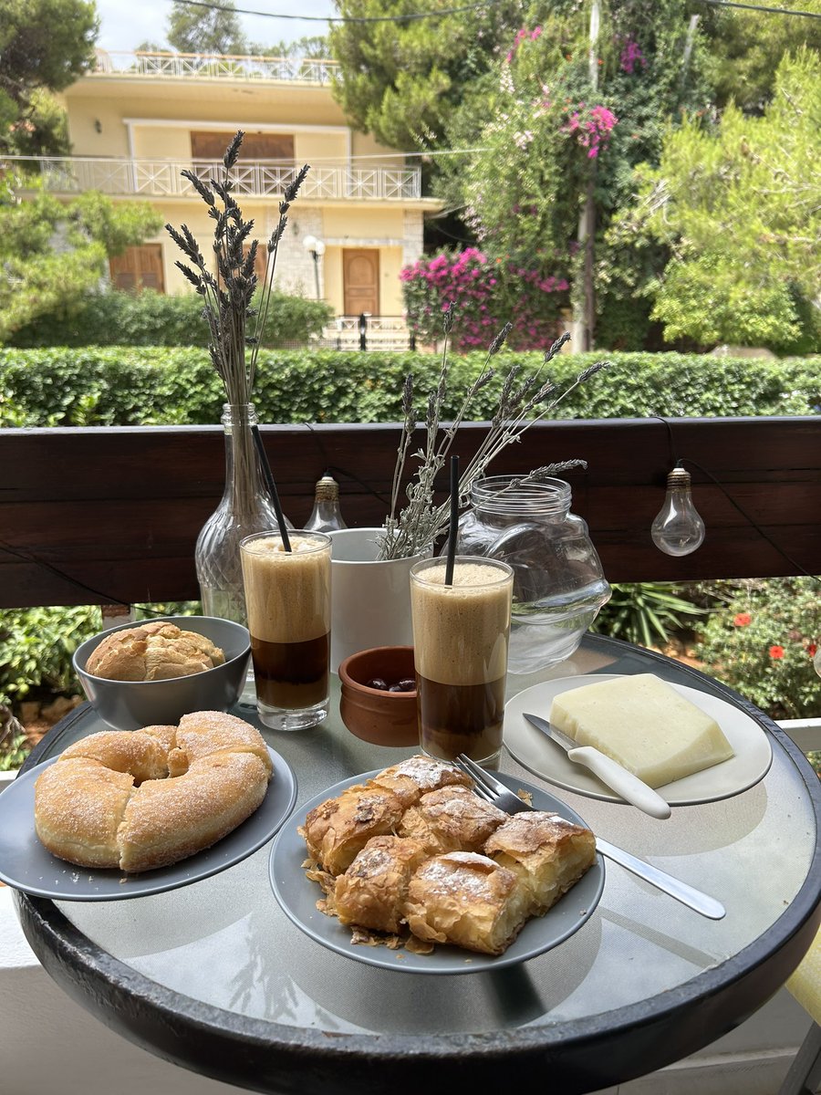 thegallowboob's tweet photo. how every day should start 🇬🇷 https://t.co/2paaWcm0C6