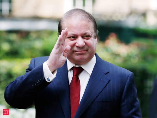 hinaparvezbutt's tweet photo. اگر ملک میں خوشحالی اور روزگار لانا ہے تو نواز شریف کو لانا ہوگا، ترقی کا جو سفر 2017 میں رکا تھا نواز شریف کو چوتھی بار وزیراعظم بنا کر وہ سفر دوبارہ شروع کرنا ہوگا۔۔۔ #نواز_کیوں_ضروری_ہے https://t.co/KX18zqYYo4
