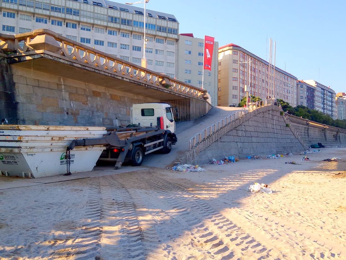 Despliegue de #contenedores y mucho #trabajoenequipo 💪🏽

Así comenzábamos la limpieza de las playas de #Riazor y #Orzan tras las #hogueras de #SanJuan2023 🔥

#coruña #gestanconteco #gestoresderesiduos