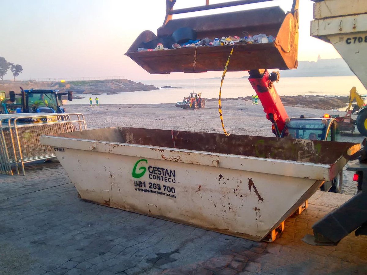 GestanConteco's tweet photo. Despliegue de #contenedores y mucho #trabajoenequipo 💪🏽
Así comenzábamos la limpieza de las playas de #Riazor y #Orzan tras las #hogueras de #SanJuan2023 🔥
#coruña #gestanconteco #gestoresderesiduos https://t.co/jVvrCXL3MV