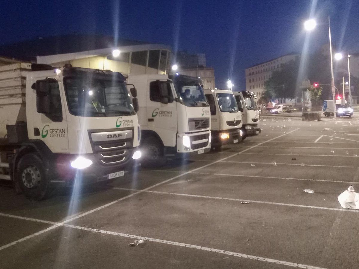GestanConteco's tweet photo. Despliegue de #contenedores y mucho #trabajoenequipo 💪🏽
Así comenzábamos la limpieza de las playas de #Riazor y #Orzan tras las #hogueras de #SanJuan2023 🔥
#coruña #gestanconteco #gestoresderesiduos https://t.co/jVvrCXL3MV