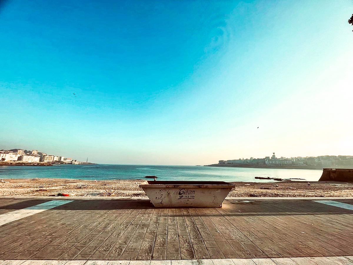 GestanConteco's tweet photo. Despliegue de #contenedores y mucho #trabajoenequipo 💪🏽
Así comenzábamos la limpieza de las playas de #Riazor y #Orzan tras las #hogueras de #SanJuan2023 🔥
#coruña #gestanconteco #gestoresderesiduos https://t.co/jVvrCXL3MV
