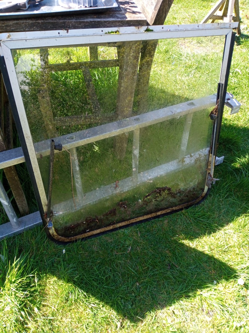 OFFER/CYNNIG: Windows and frames and shower door from caravan (Bwlchtocyn LL53) ilovefreegle.org/message/100389…