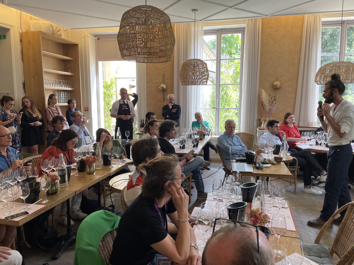 Masterclass @vigneronsdubeaujolais par ⁦<a href="/TerredeVins/">Terre de Vins</a>⁩ : influence de la géologie sur le goût du vin avec le géologue Tanguy Leblanc et le vigneron Gregory Barbet. Passionnant !