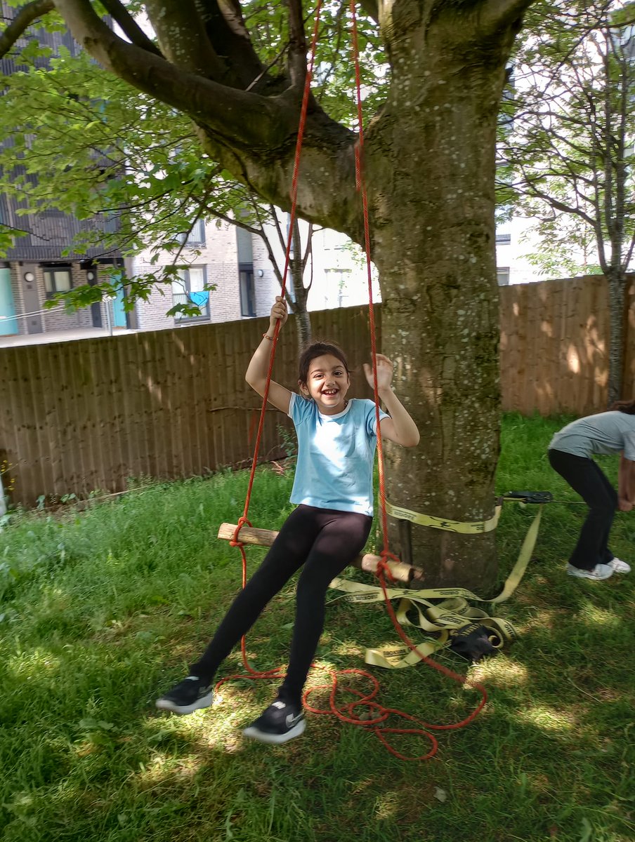 CR_DaisyChain's tweet photo. We have loved working with a variety of schools this year and what better way to end the year but being out in the beautiful Scottish summer. Thanks to @RiverbankPri @cuthbertsonpri @AnnetteStreetPS @BattlefieldPS for their continued support. https://t.co/HzEtBUCycQ