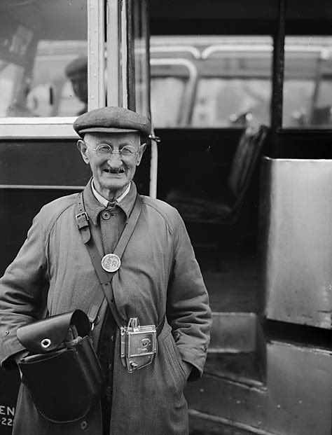 Currently headhunting staff for #GrimArtTours 🚌 😉

Llithfaen Bus Conductor, October 1954 by Geoff Charles.
