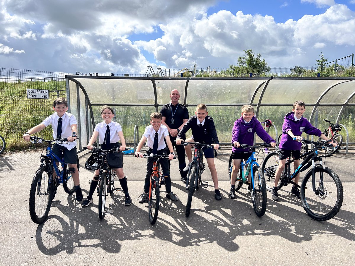 🚲 Fantastic support from PC Douglas from @PSOSNorthLshire @PSOSLanarkshire for supporting our community and keeping our bikes safe. 🚴 

Thank You 🙏💚💜

#BikeAware
#SaferCommunities 
@PoliceScotland