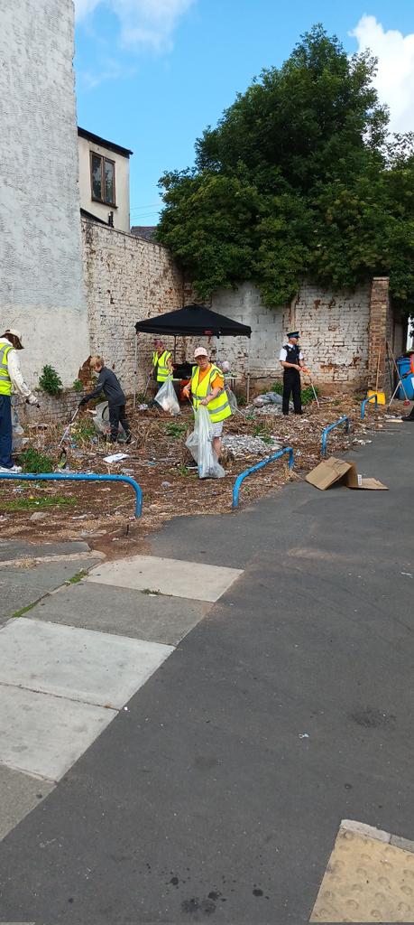 Anfield Litter Network in action today on Abbey Road off Townsend Lane @lpool_LSSL @lpoolcouncil @MerseyPolice @alleyangels