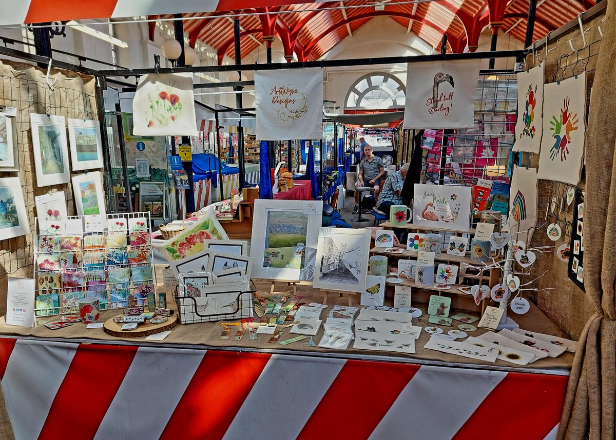 Bright sunshine here today and all set for the next 3 days at the Richmond Victorian Indoor Market! I'm here 8.30 - 3.30pm every Monday Tuesday and Wednesday so why not pop in and say hello.
#MHHSBD #artist #UKGiftHour 
You can visit my Etsy shop here
etsy.com/uk/shop/ArtWys…