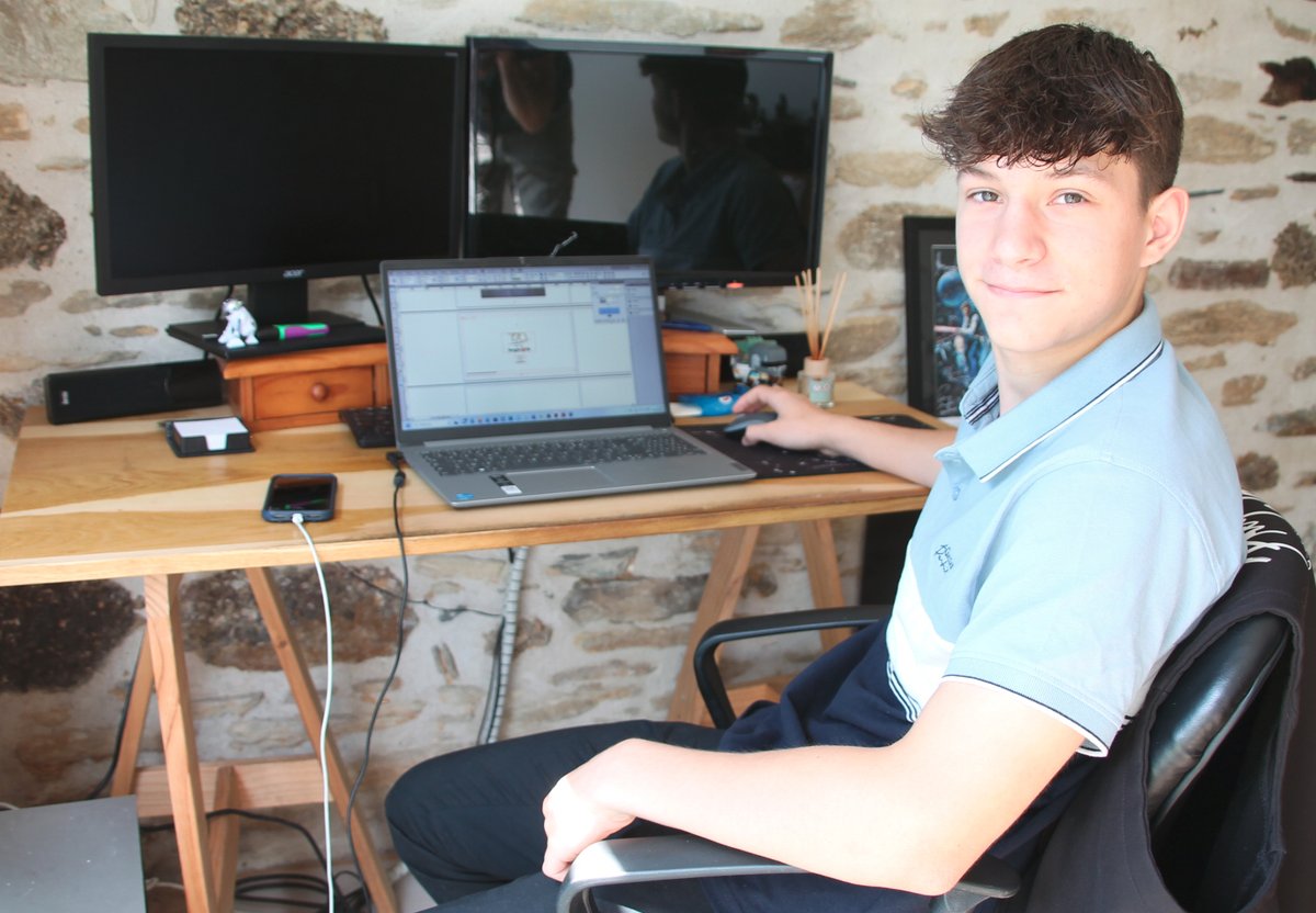fl_graphisme's tweet photo. L'entreprise accueille Nathan (La Joliverie) pour un stage en communication. Bienvenue ! #stage #communication https://t.co/1njPPO2xz3