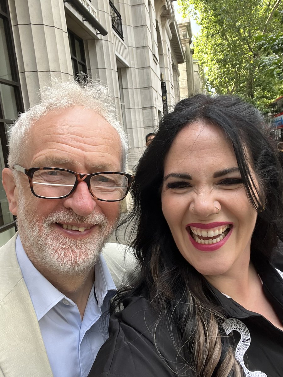 Meeting <a href="/jeremycorbyn/">Jeremy Corbyn</a> this morning on my way to an Arts HE conference gives me hope.