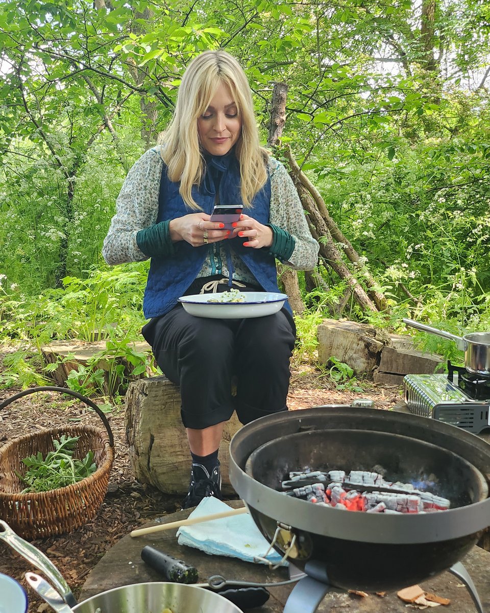 #ad 📱+🍄+🌿+🍎=😋 You don’t need a fancy kitchen when you have a @SamsungUK Galaxy Z Flip4 and some foraged food #TeamGalaxy