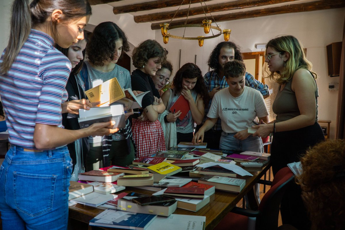 TramoiaCultura's tweet photo. Ja tenim aquí el 6è #LecturesenRuta, el programa de caps de setmana de descoberta literària, per a persones d'entre 18 i 30 anys! 

Ens ajudeu a fer-ho arribar a lectors i lectores interessades en el sector literari català amb un RT?

Més informació: https://t.co/uwoHZtsuqY https://t.co/UHXaVvTaUG