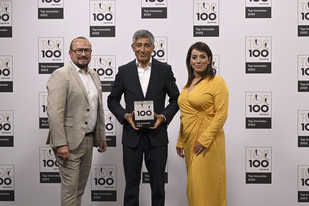 ChildhoodBiz's tweet photo. Ranga Yogeshwar (Bildmitte) gratuliert Alvi-Geschäftsführer Gabriel Zboralski  und Einkaufsleiterin Nahrin Aktan zur Unternehmensauszeichnung "Top 100". Foto: Alvi

Ranga Yogeshwar gratuliert dem im nordrhein-westfalischen Höxter gelegenen Unternehmen

https://t.co/OabpMAKmBx https://t.co/oRTkSCaH7g