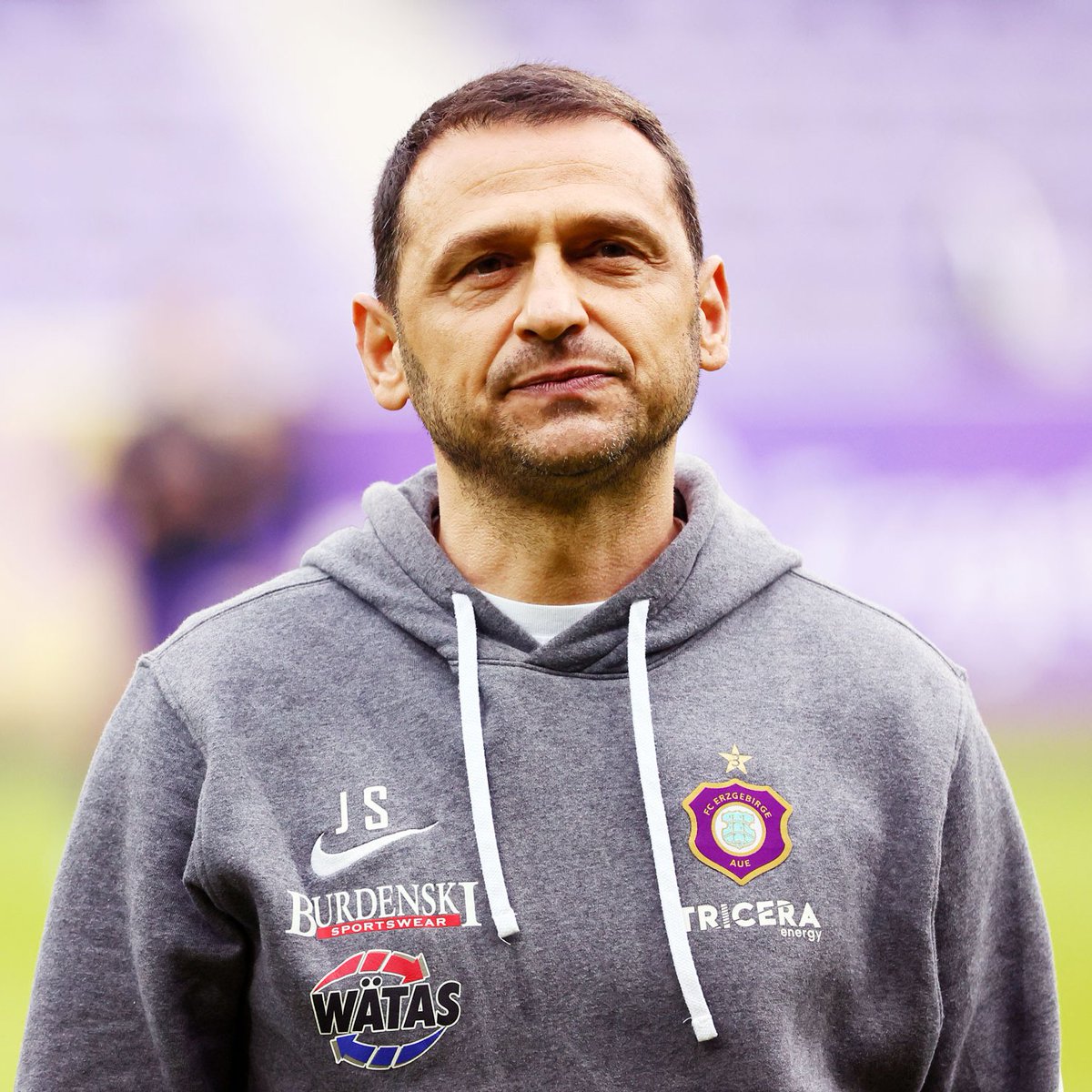 FCErzgebirgeAue's tweet photo. Zwei Abgänge vor Trainingsstart:
Vertrag mit Elias #Huth vorzeitig aufgelöst
ℹ👉🏼https://t.co/EzEUZOcyYa
Co-Trainer Joti #Stamatopoulos verlässt den Verein und wechselt ins Ausland
ℹ👉🏼https://t.co/QCEBQ2liIZ
Danke für euren Einsatz in lila-weiß & Alles Gute für eure Zukunft!💜 https://t.co/Ulzit1Tjff