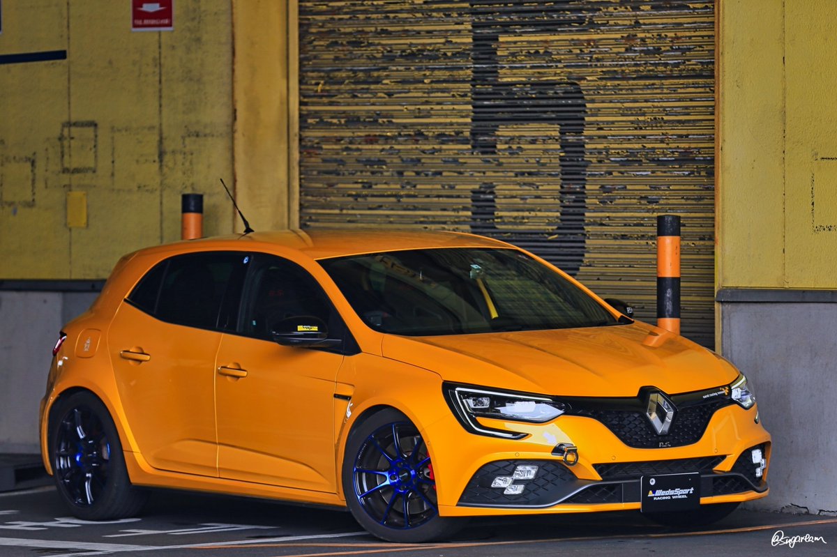 keiun55's tweet photo. #weds_ccc04
#CRRweds撮影会
#ウェッズ岡崎物流センター
#weds #wedssports #sa99r 
#renaultsport #clio4rs #megane3rs #megane4rs 
#renaultturbo 
#carolracingrenault
@sugaream
光加減で色が変わることで定評のあるジョンシリウス。撮り方によってはオランジュトニックに早変わり。 https://t.co/ec7rlnOpvw