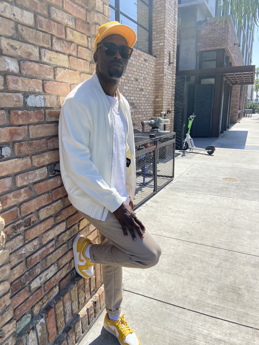 AlTheHawk's tweet image. #girlandthegoat #bestrestaurant 

😎