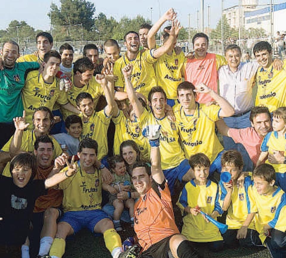 #Píndoles75 | 🟡🔵

📸 Recordem avui l'equip del curs 2008-09, que va protagonitzar el 2n ascens groc de #1cat a #3div5, amb Antonio Escudero a la banqueta

👉 Els grocs van acabar segons pel darrera del FC Benavent i just per sobre de la UE Llagostera. 

#SomHiGrocs #75anysUEC