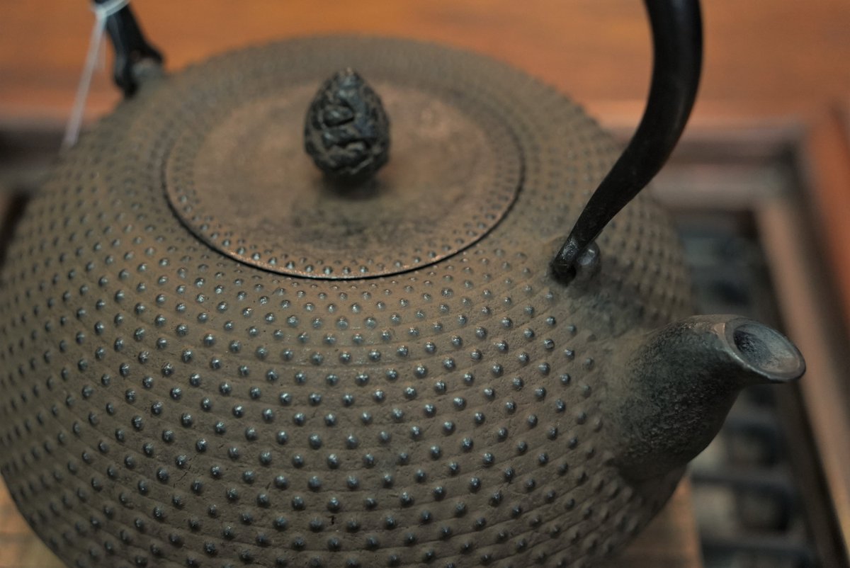 oitomi_global's tweet photo. The representative traditional design of Nambu(Iwate prefecture) style Tetsubin often features a convexo-convex surface called "Arare." And the lid is also made of cast iron.
#kettle #teakettle #tea #teapot #teaset #teapotlover https://t.co/MVN3lyYL7O