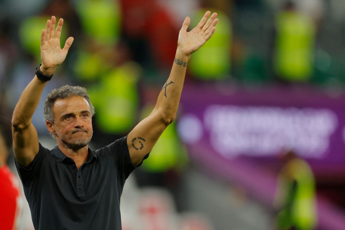 Luis Enrique says goodbye to the fans after the elimination of Spain in the Qatar 2022 World Cup.

Photo: ODD ANDERSEN/AFP/Getty Images

Reports from the newspaper Le Parisien take it for granted that the Spanish coach Luis Enrique will sign a

https://t.co/8qc0B3IfZ0 https://t.co/XPH4OqvCSP