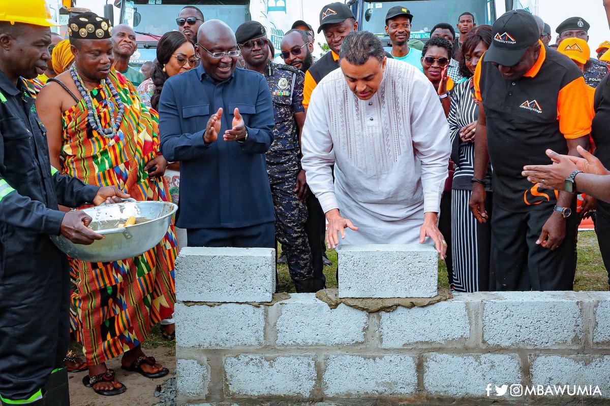 LouieXiii131's tweet photo. The man who said a week ago that he had done some by-day masonry work to pay his fees can't lay a block properly.

Bawumia has lies in his DNA. https://t.co/EWJpvD8M1e
