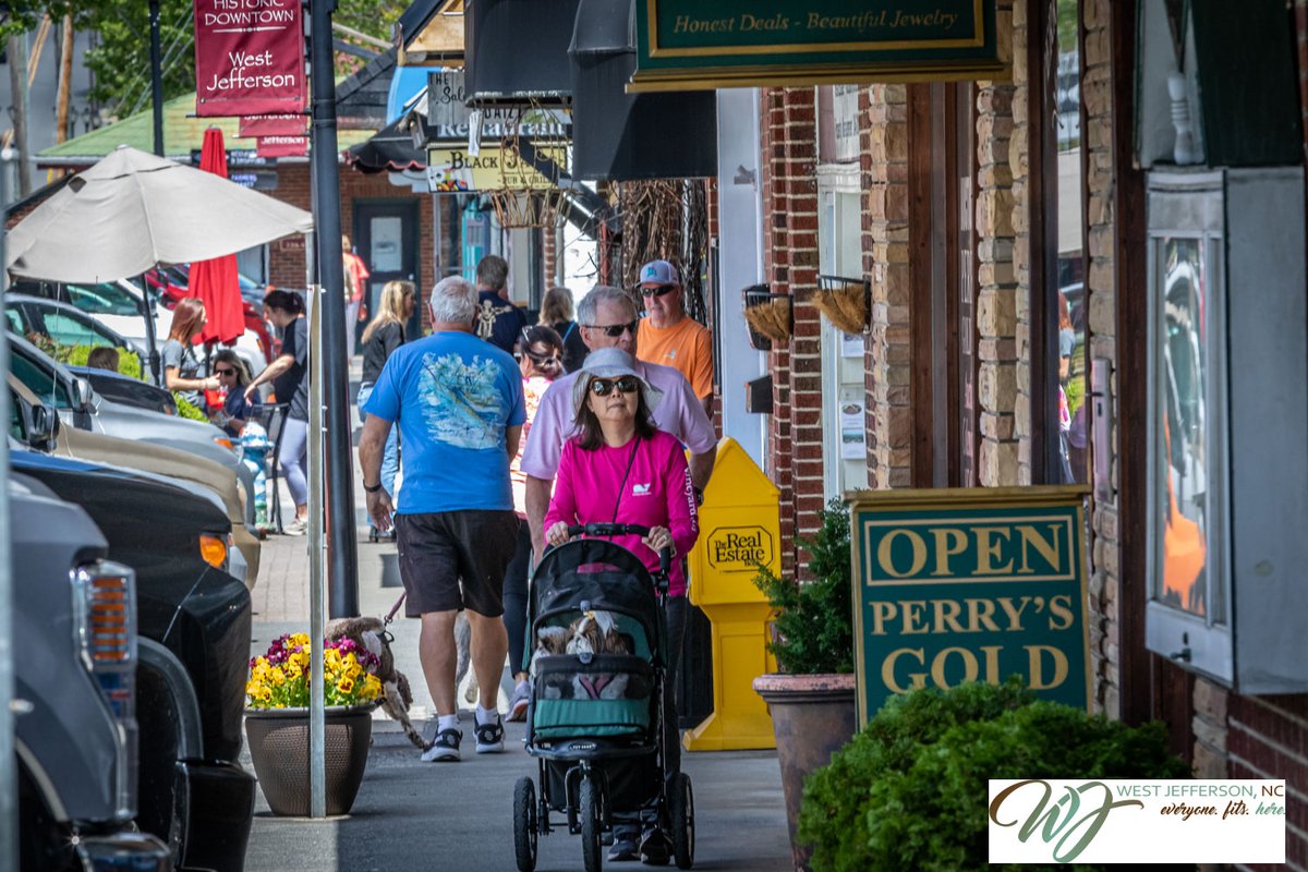 DownTownWJ's tweet photo. Cruising in style! 🐶😁

#westjefferson #ashecountync #ashecounty #blueridgemountains #weekendgetaway #onlyinnc #lovenc #thecoolestcorner #ncmountains #ncsmalltowns #mountainlife #celebratenc https://t.co/9zGErjfTC6