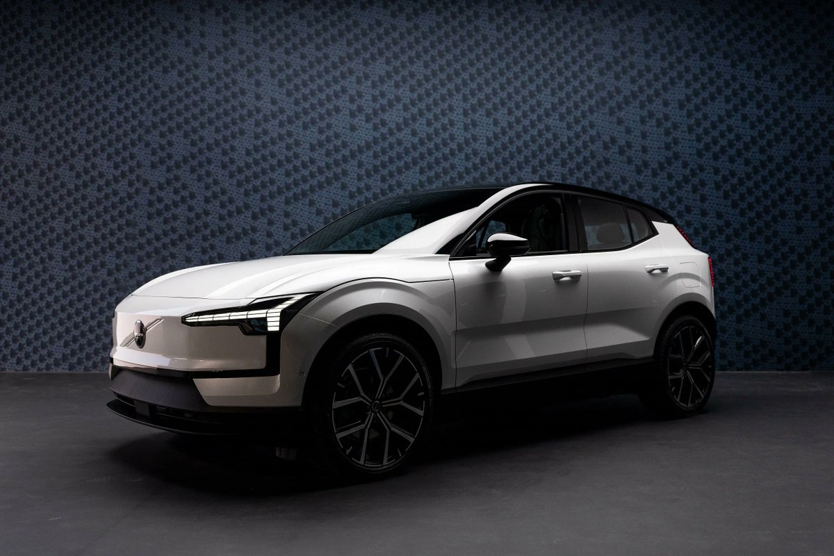 Nuevo #VolvoEX30 totalmente eléctrico. Con material reciclado y renovable en su totalidad y con una variedad de tecnología inteligente para ayudar a prevenir accidentes, es nuestro pequeño #SUV diseñado para hacer grandes cosas. buff.ly/3NEFm7D