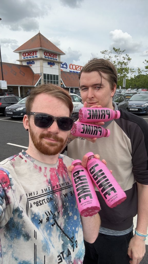 Ak_Craze1's tweet photo. @PrimeHydrate @KSI @LoganPaul 

Got ours at @Tesco today! #southend https://t.co/hOWZfe2hR1