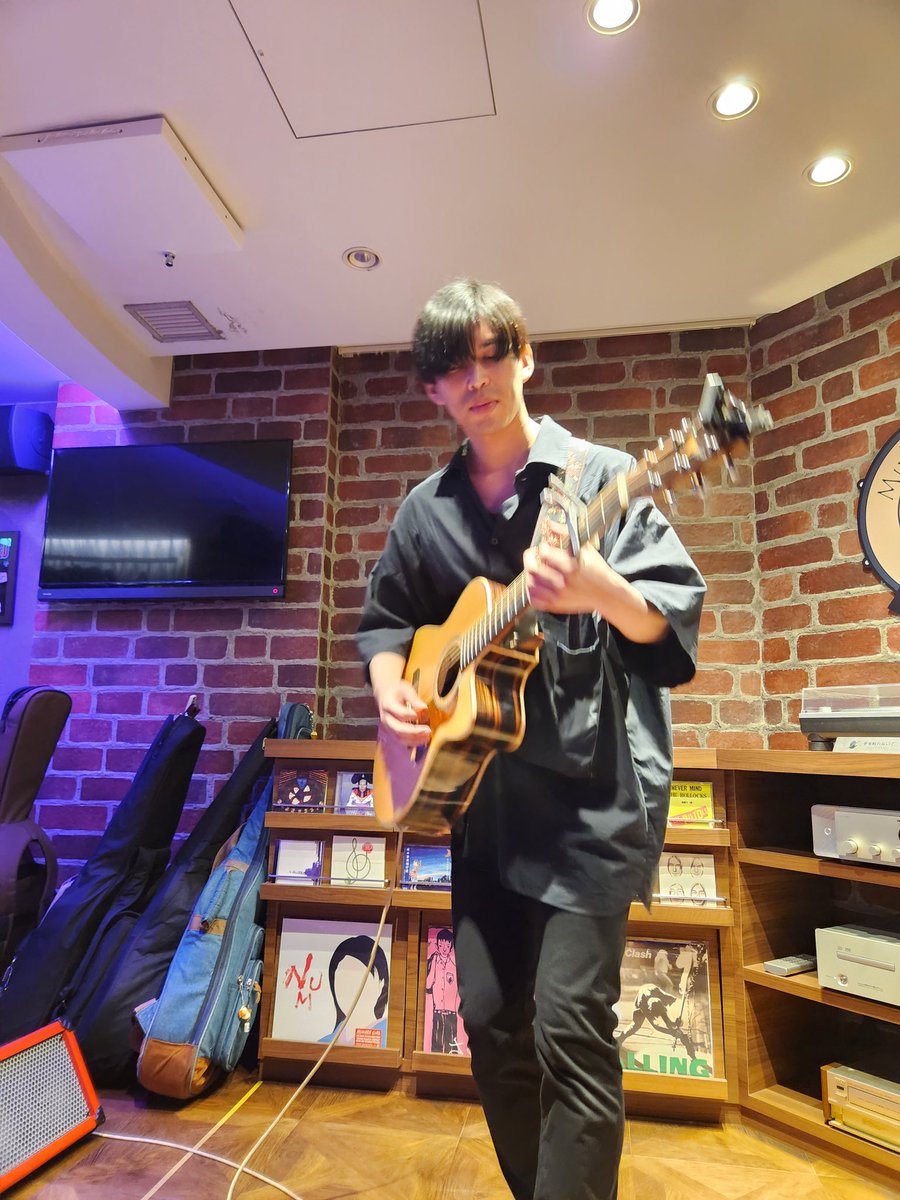 NormalPoster's tweet photo. 二番手藤原しゅうスタート
#藤原しゅう
#NormalPoster
#自主企画LIVE
#KlondikeCooler https://t.co/RA1gzBieEa