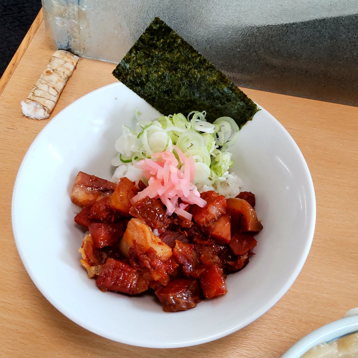 村岡屋/栃木県宇都宮市西原
つけ麺（並250g）煮卵トッピング、小豚飯。
かなり久しぶりの訪問。濃厚な豚骨魚介つけ汁にコシのある麺がよく絡み美味。煮卵も丁度良い。小豚飯は初めて、甘辛でボリューム◎