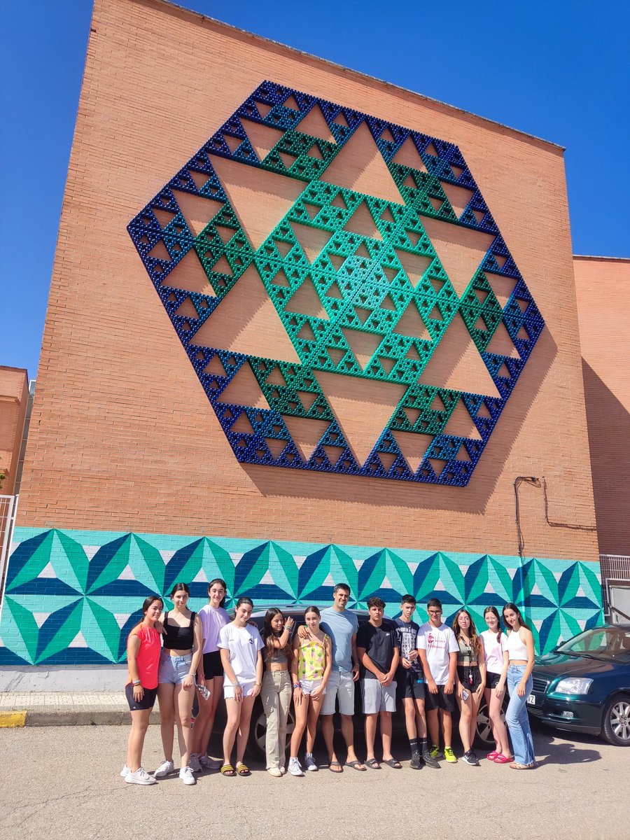 jofemorenas's tweet photo. La semana pasada, coincidiendo con el último día de clase, terminamos, por fin, nuestro fractal en la fachada, tras varios años de trabajo, y con una pandemia de por medio que lo retrasó. Estamos súper satisfech@s del resultado. Gracias a todos los que lo han hecho posible. https://t.co/xrlEhqGNeH