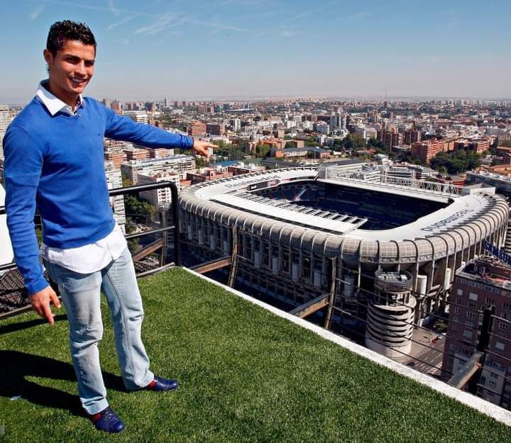 Santiago Bernabeu and its King. 👑 What a picture.