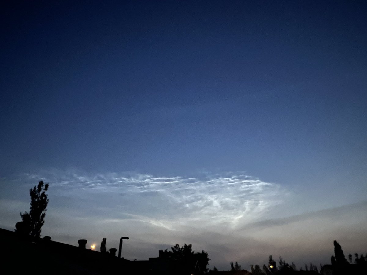 sunrae123's tweet photo. Beautiful 4:00am skies #noctilucentclouds #peaceful #lookingnorth https://t.co/ghLXVPNBqH