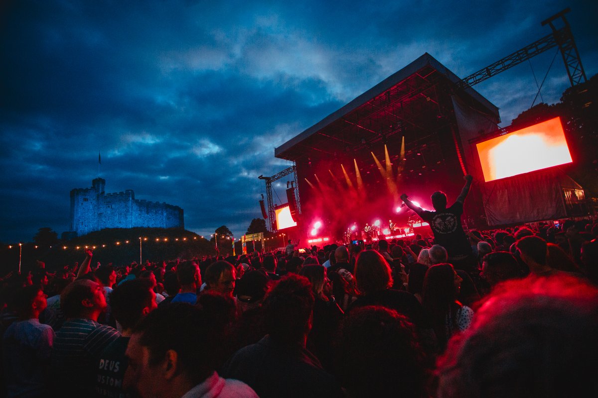 How amazing was Friday night at <a href="/cardiff_castle/">Cardiff Castle</a> with <a href="/qotsa/">QOTSA</a>, <a href="/wearecoachparty/">🤍 Coach Party 🤍</a> and <a href="/ppwithstacey/">Stacey Alford (She/Her)</a>? Take us back! 🤩
📸 - Nadine Ballantyne