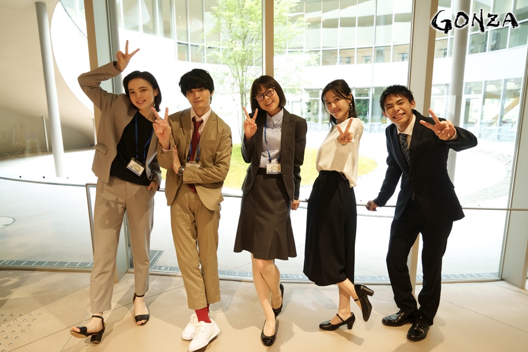 GONZA_movie's tweet image. 映画『GONZA』は５人の新入社員が研修センターで精神が入れ替わることで巻き起こす新感覚ラブコメディ！
多様性をテーマに作られたストーリーと、大黒摩季、書き下ろしの主題歌「リアル」歌詞にも注目！
いよいよ７/１㈯！
#上村侑 #坂巻有紗 #久住小春 #篠田諒 #鈴原ゆりあ #千村利光監督 #映画GONZA