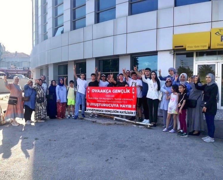 MHPOsmangazi16's tweet photo. Milliyetçi Hareket Partisi Osmangazi İlçe Teşkılat Olarak 26 Haziran Uyuşturucu İle Mücadele Günü Münasebeti ile Ovakça Mahallesinde Uyuşturucuya Hayır ! Adlı bilginlendirme programımızı gerçekleştirdik . @niyazicakir16 https://t.co/sjwoxSBYmG