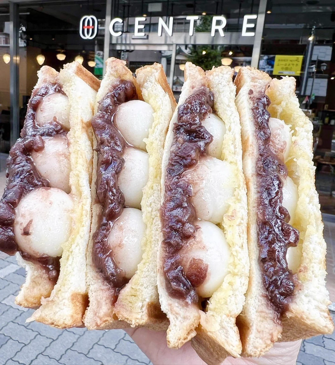 名古屋のソウルフードをめいっぱい詰め込んだ、あんこマーガリンサンド（白玉トッピング）！カロリーとか考えず、ガッツリ頬張るべし！