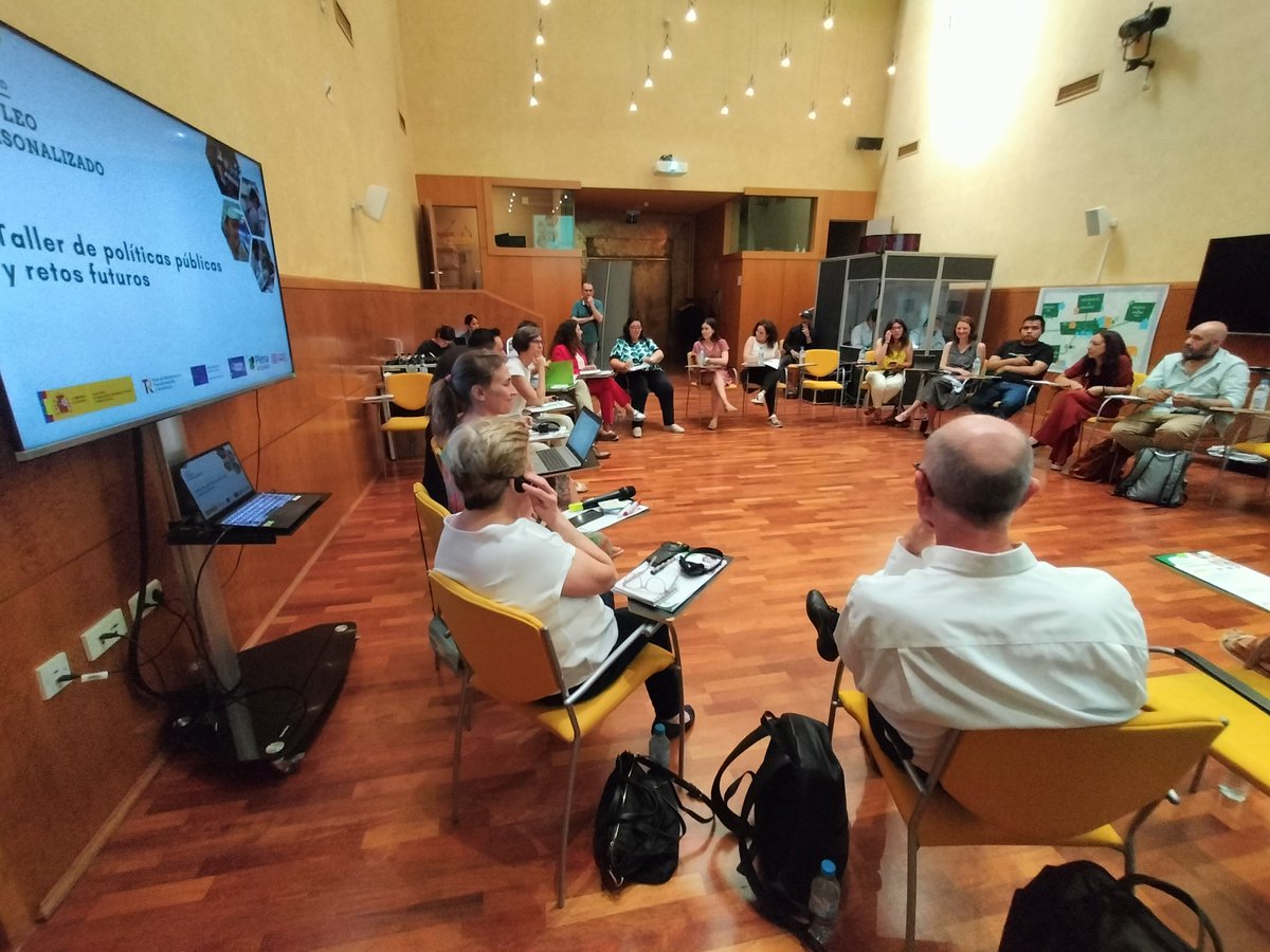 Comienza en Madrid el taller de políticas públicas sobre #EmpleoPersonalizado en @MSocialGob. En estos momentos, la experta internacional Beth Keeton, explica vías de financiación, retos y avances en Estados Unidos. Se trata de una metodología para crear nuevos puestos de trabajo
