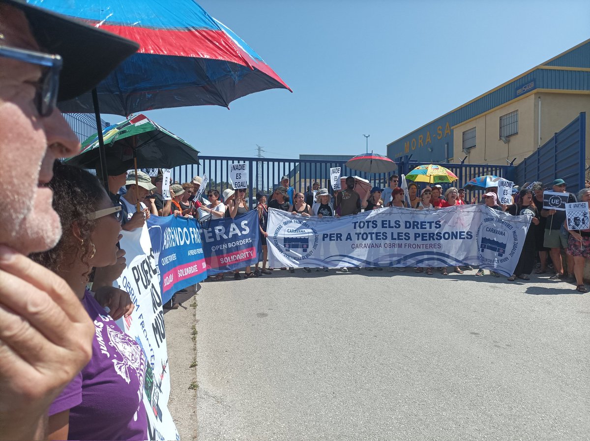 CaravanaPv's tweet photo. Concentracion frente la principal fábrica de concertinas en europa European Security Fencing #CaravanaMelilla2023 
No a esta Europa Fortaleza que siega vidas. No a las violencias,muerte y miedo en fronteras. https://t.co/KWTvnFPsKZ