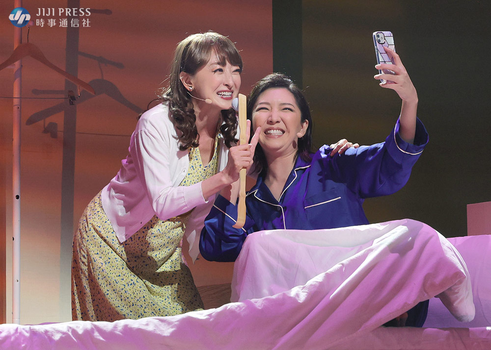 ミュージカル「 #SUNNY 」の公開ゲネプロでの #花總まり さんと #瀬奈じゅん さんです。