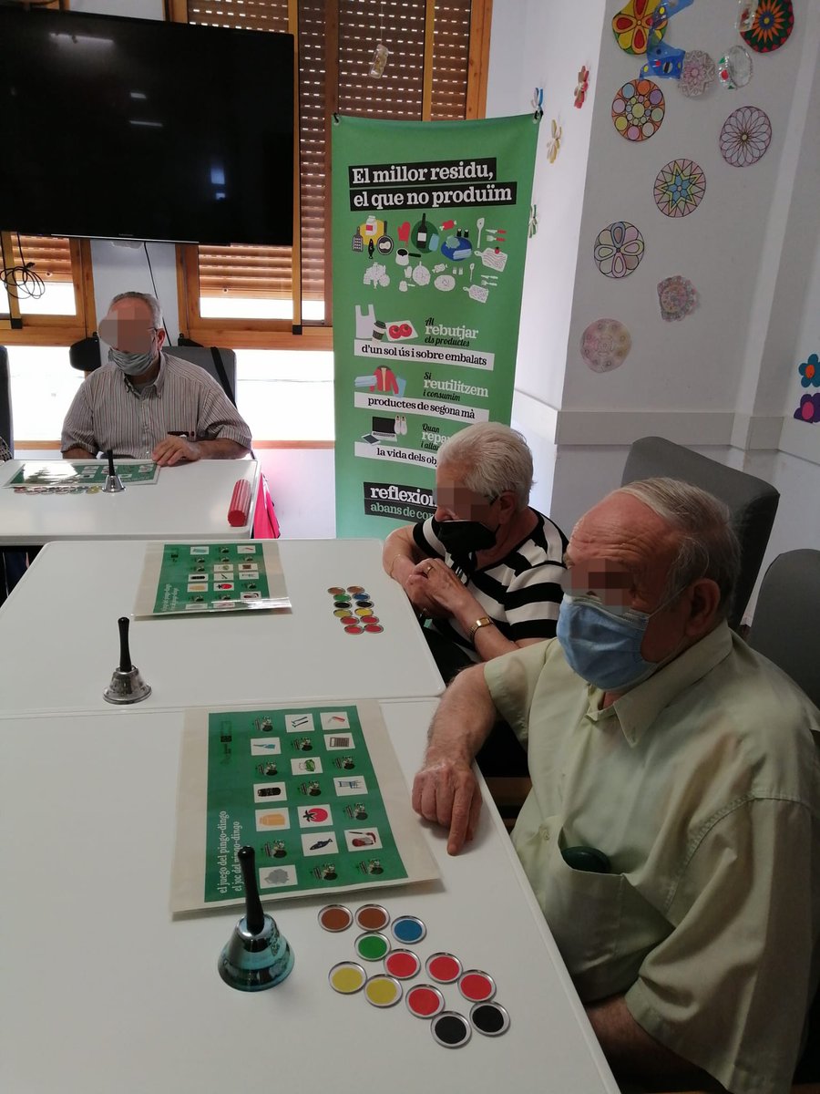 ajuntaeslida's tweet photo. Les persones usuàries del SPAP han realitzat activitats per a conéixer el sistema de reciclatge d'envasos i residus 🚮. A través del joc han aprés el contenidor en el qual han d'introduir-se cada material. https://t.co/Zr2DlidqUP