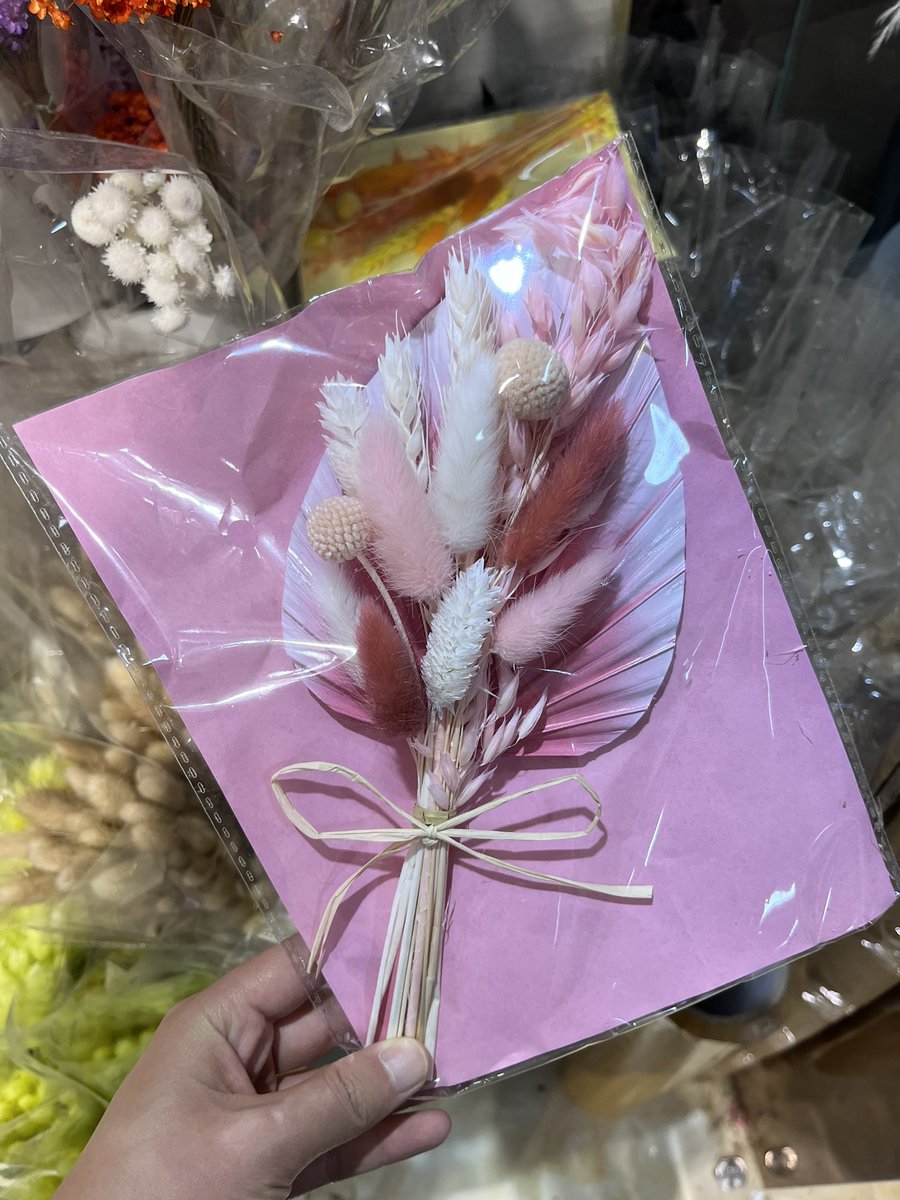Saye Flowers🌸🌸🌸🌸

dry flowers palm design, mini gift for friend, girlfriend, Mother. beautiful wedding events gift set. 

If any interest, plz DM for more details

#globalsupplier #doortodoor #onestopservice

#pampas #palm #bunnytail #wheat #gift #grassdecor #dryflowers