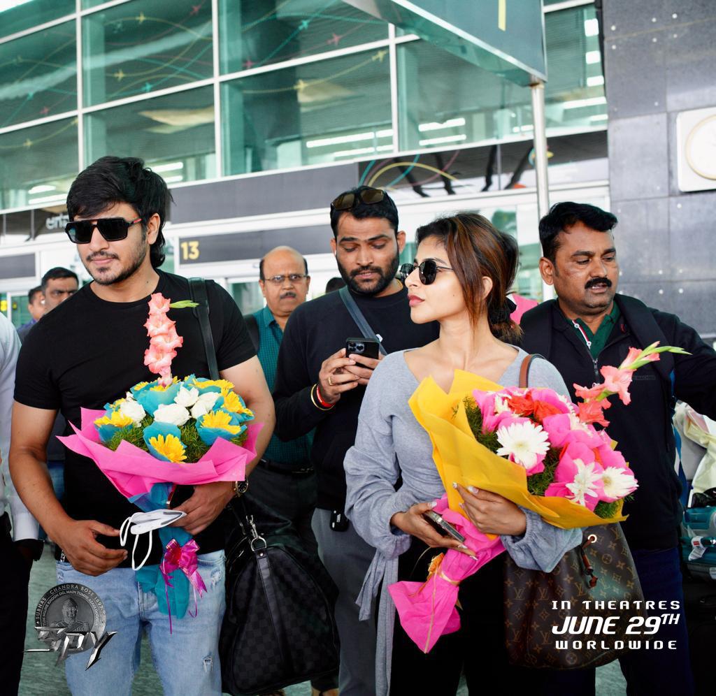 SSMusicTweet's tweet photo. Team #SPY is off to Bengaluru for an exciting promotional campaign, followed by a heartwarming welcome from the city ❤️‍🔥

Watch #SPYTrailer ▶️ https://t.co/DRDlo3RNXv

Blazing worldwide on June 29th 🔥

@actor_Nikhil @Ishmenon @Garrybh88 @tej_uppalapati @anerudhp #Edentertainment https://t.co/3mR7W91ufT
