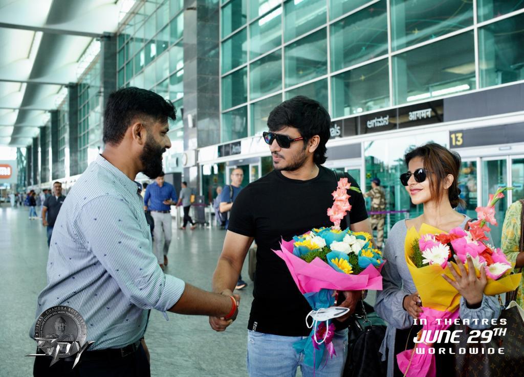 SSMusicTweet's tweet photo. Team #SPY is off to Bengaluru for an exciting promotional campaign, followed by a heartwarming welcome from the city ❤️‍🔥

Watch #SPYTrailer ▶️ https://t.co/DRDlo3RNXv

Blazing worldwide on June 29th 🔥

@actor_Nikhil @Ishmenon @Garrybh88 @tej_uppalapati @anerudhp #Edentertainment https://t.co/3mR7W91ufT