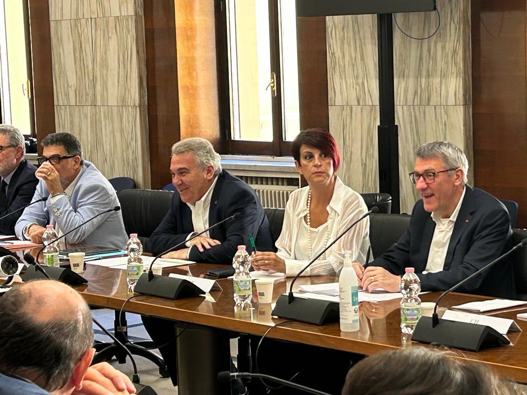 CislNazionale's tweet photo. Iniziato al ministero del lavoro l’incontro tra il governo e le organizzazioni sindacali sul tema della riforma della previdenza. Per la Cisl sono presenti il leader della Cisl #LuigiSbarra, il segretario confederale #IgnazioGanga, il segretario generale della @FnpCisl @e_didone https://t.co/Fnws2yBBFz
