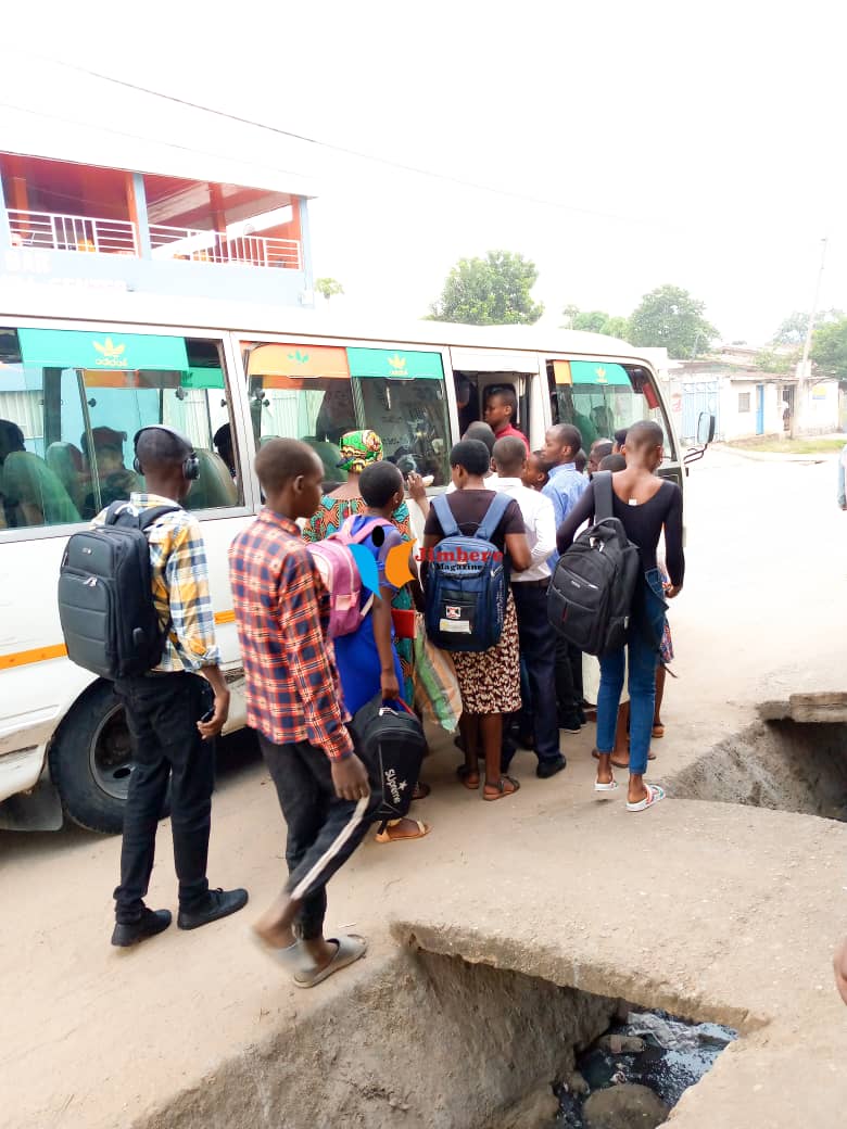 MagazineJimbere's tweet photo. ⛽🚌 La résurgence de la pénurie du #carburant pèse lourd sur la fluidité du #transport en @MairieBuja ces dernies jours: aux quartiers #Mirango, #Mutakura, #Ngagara, #Gasenyi... tous les matins, une foule de personne se bouscule aux parkings en attendant les bus, l'attente pouvant durer jusqu'à 1h. Certains préfèrent même marcher à pied

☹️ Les chauffeurs de bus sont excédés: "Nous avons beau réclamer le carburant, il n'y a pas de changement. Aujourd'hui vous en avez, et demain plus une goutte. Les bus manquent et les bousculades augmentent…"

#Burundi #Jimbere