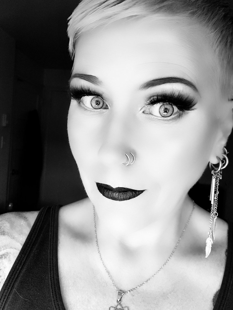 Good morning beauties.  It's #SneakPeek time again.  I will be posting this look tomorrow with all the details ✨️ 😊 #blackandwhitephoto #over50 #Monday #MondayMood #darklip