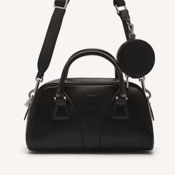 Catalogo360's tweet photo. CHARLES &amp; KEITH 👜
• Factory Pull out Bags and wallet
• Includes : Tag, Dustbag &amp; Paperbag.

Happy Shopping🛒

#OnlineShop #legitseller #bagseller #onlinestore #fypシ #smallbusiness https://t.co/4K1RRxrtQi